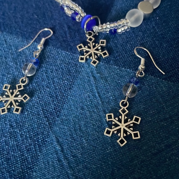 2/25 Handmade Sparkling Snowflake Theme Bracelet & Earrings Gift Set 4 Christmas - Picture 2 of 4